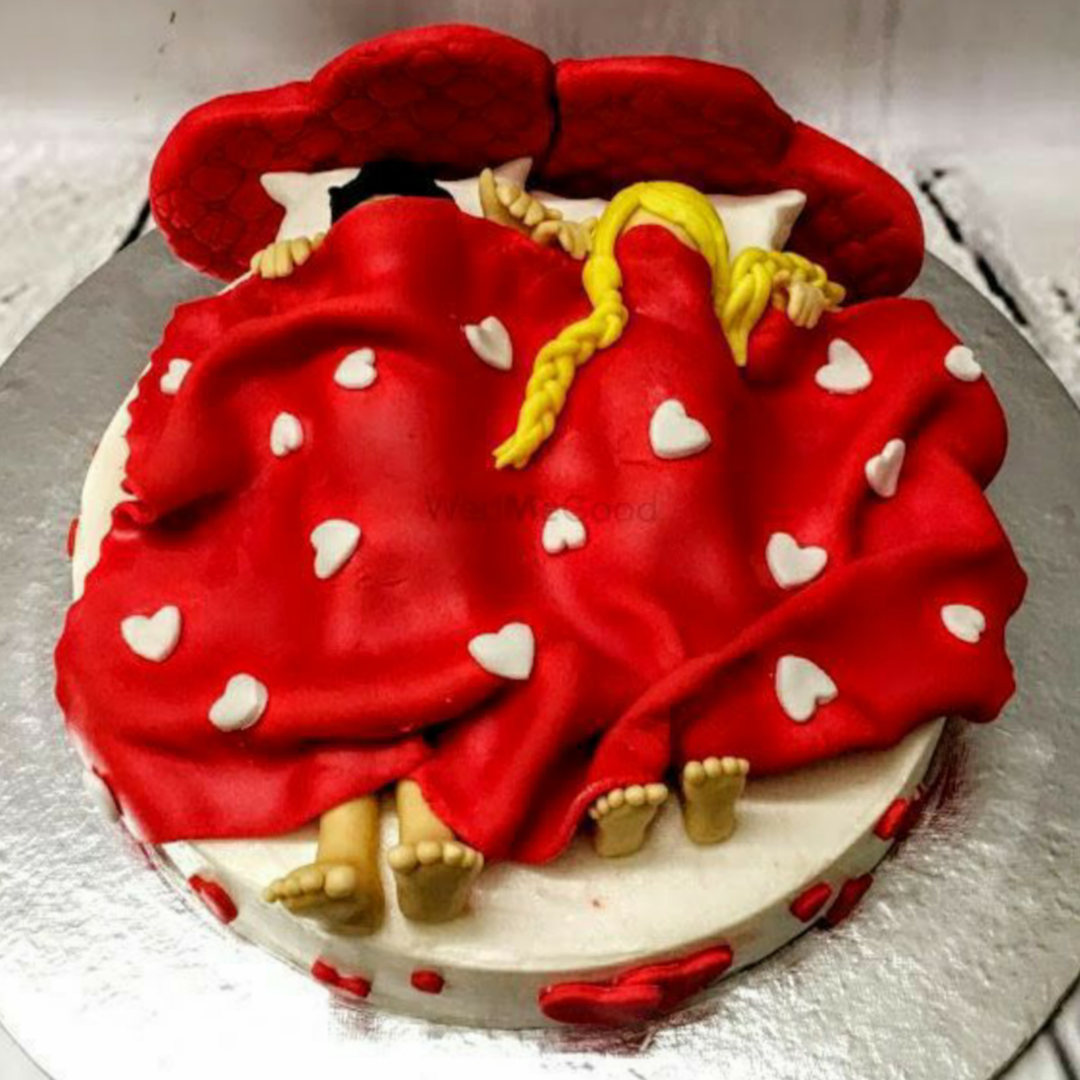 Honeymoon Cake 🌸🌸 - Decorated Cake by Hend Taha-HODZI - CakesDecor